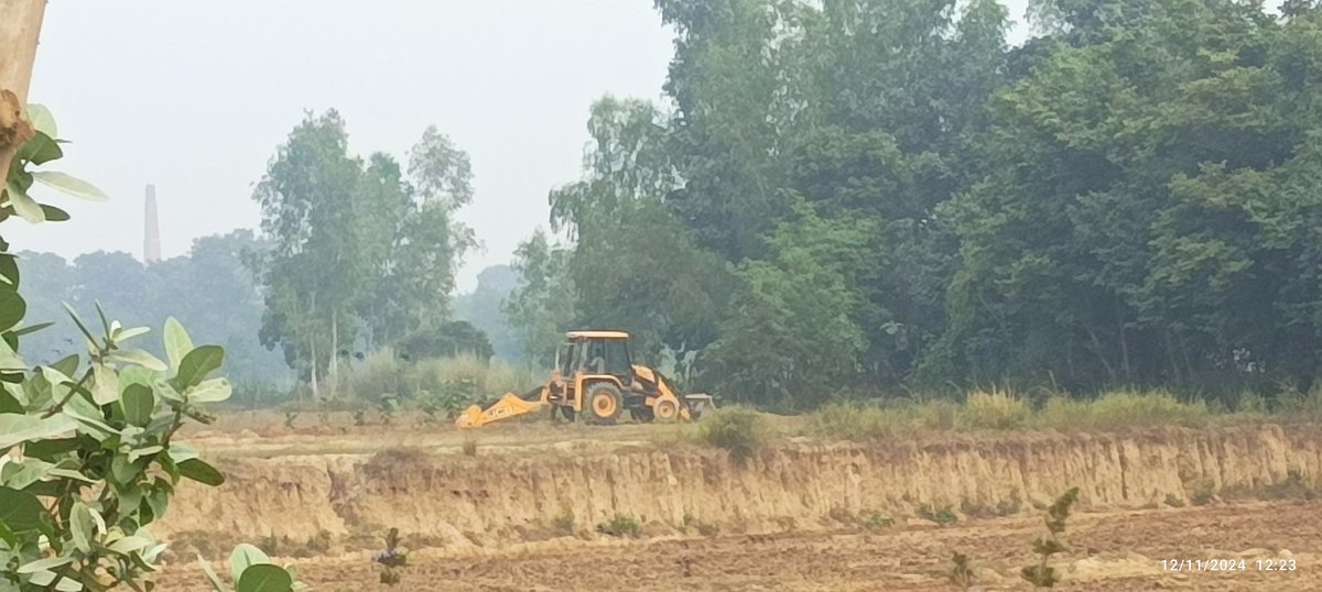 jitendra2092's tweet photo. #खनन माफिया के आतंक से #बंजर हो रहा #बहराइच में #चितौरा का सुहेलदेव स्मारक क्षेत्र
200 बीघे से अधिक भूमि बनी ताल
एक घंटे में 100 ट्राली से अधिक मिट्टी खुदाई
#खननविभाग #कोतवालीदेहात #पुलिस से मिलीभगत की चर्चा@BJP4UP @CMOfficeUP 
@DMBahraich 
@Uppolice 
@AdgGkr
@dgpup
@CMOfficeUP https://t.co/jAK4csyPuG