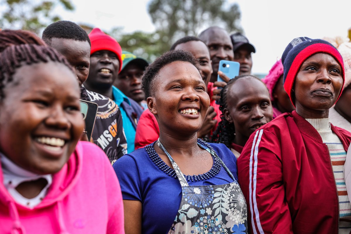 WambughaMercy's tweet photo. Yooh, umecheki hii caravan ya @SafaricomPLC ikizunguka huko kwenu, it's bringing smiles and happiness to people as they give out so many gift hampers  including live goats, chicken na credit kwa wingi. 
Hii festive season tuna #SambazaFurahaNaSafaricom https://t.co/1lgH0be7O1