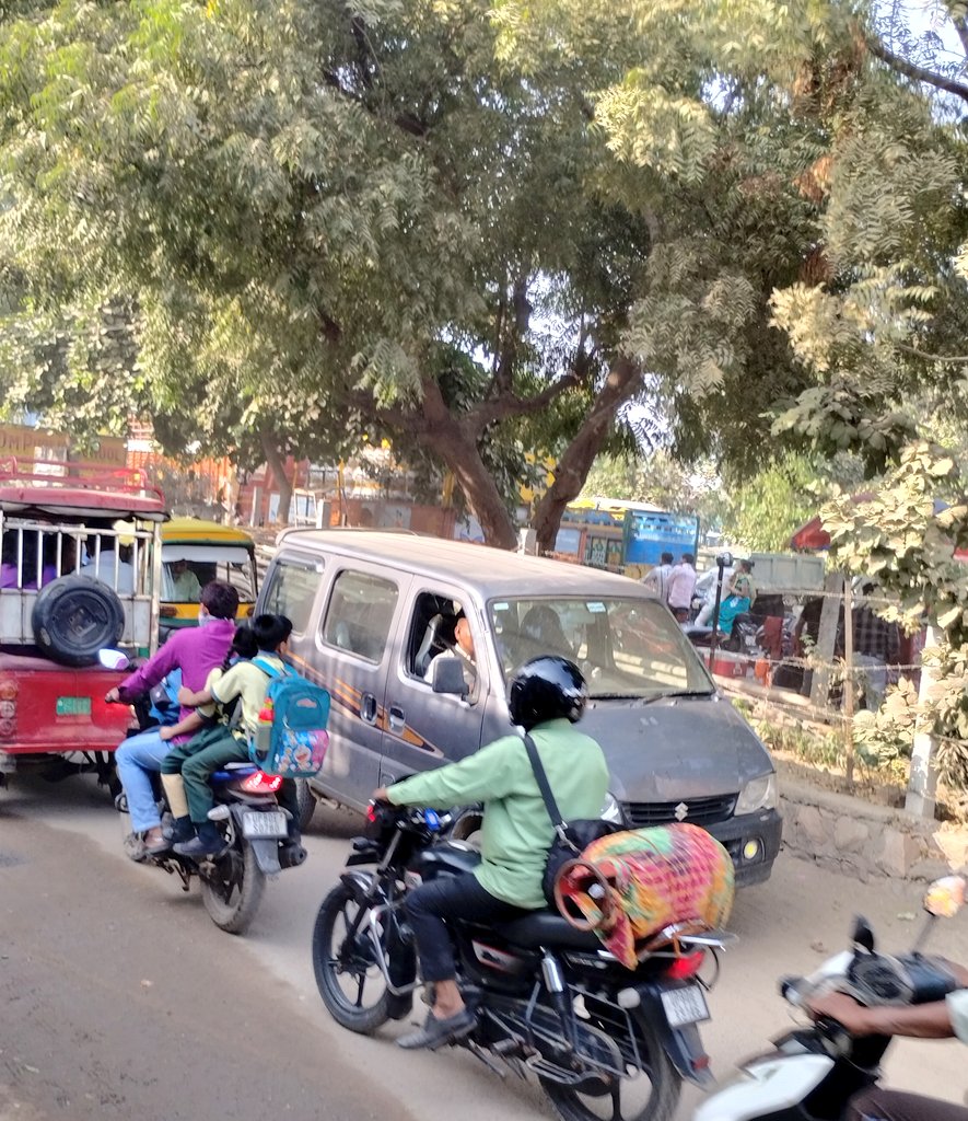 Navneet_anand1's tweet image. सीएनजी के पास कालिंदी विहार रोड पर बहुत भीड़भाड़ और जाम हैं मुख्य सड़क और सर्विस रोड पर भी।
@Agratraffic @agrapolice