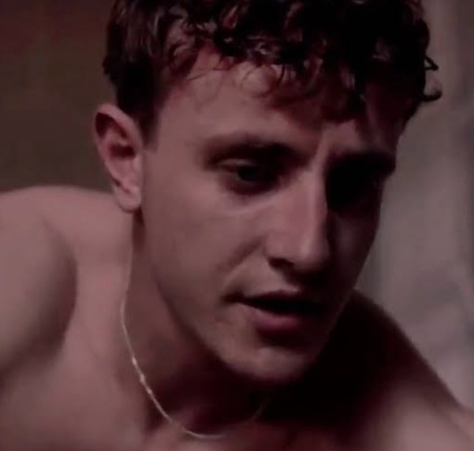 bdods83's tweet image. The silver chain #Nuh wears continuously in #SiyahKalp has the same vibe as the chain #Connell wears throughout #NormalPeople. Connell's chain was intended to signify his working-class background, and I suspect the same is true for Nuh.
#ArasAydin #PaulMescal