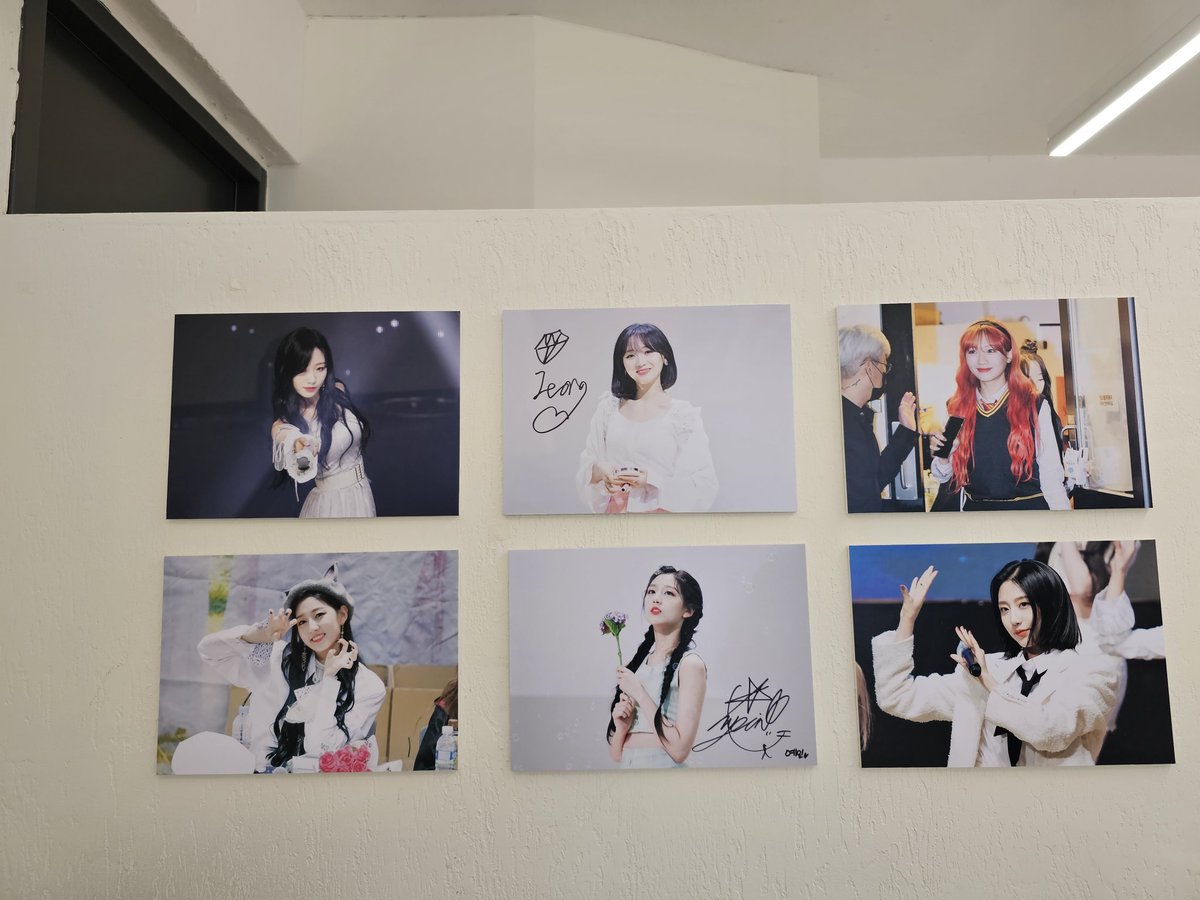 #러블리즈_영원히_만날래
어느덧 시간이 지나 10주년이 되었는데
변함이 없이 꾸준하게 활동 해주고
콘서트 준비 와 다양한 모습으로 활동으로
팬들을 행복하게 해주고 너무 고맙고
감사하고 많이 응원을 해줘야 되는 시간이었던걸 느끼게 되는거 같다. 이렇게 카페도 열어주시고 너무 감사합니다 💕😍