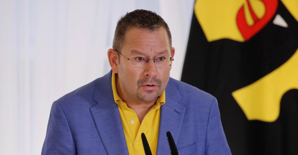 1/Heute legt Marko Martin nach - und zwar auf eine Art, die ich aus unzähligen anderen Begebenheiten nur sehr genau bestätiogen kann: 
"Glauben Sie, dass Frank-Walter Steinmeier Ihre Botschaft verstanden hat?
Er hätte schon 2013 wissen können, von welcher Art Putins Regime ist –