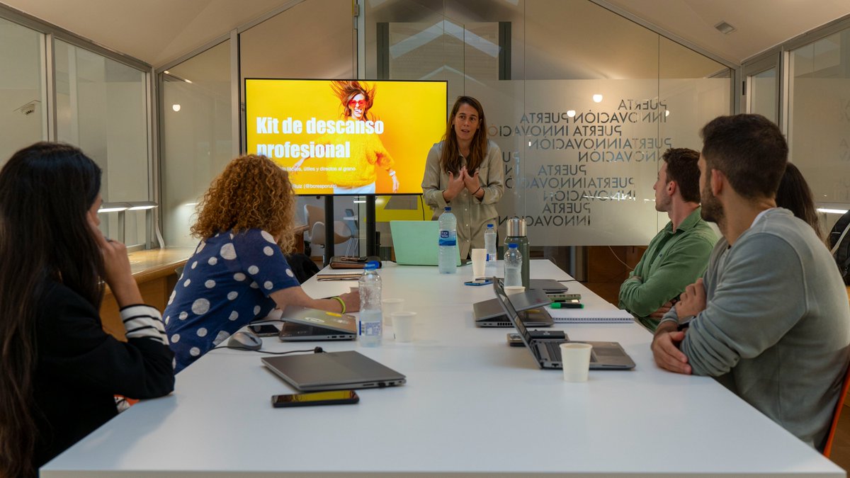 trenlab's tweet photo. Este último mes en #TrenLabFriends, el equipo de Innovación de @Renfe ha disfrutado de dos grandes talleres:
🔸Con Olga Marset, exploramos la magia de la comunicación oral y el lenguaje no verbal.
🔸Y junto a Beatriz Crespo Ruiz, nos adentramos en el Mindfulness y el bienestar personal y profesional.
#TrenLabInspira