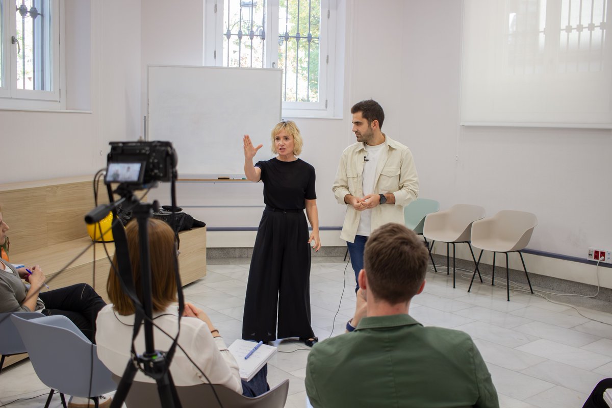 trenlab's tweet photo. Este último mes en #TrenLabFriends, el equipo de Innovación de @Renfe ha disfrutado de dos grandes talleres:
🔸Con Olga Marset, exploramos la magia de la comunicación oral y el lenguaje no verbal.
🔸Y junto a Beatriz Crespo Ruiz, nos adentramos en el Mindfulness y el bienestar personal y profesional.
#TrenLabInspira