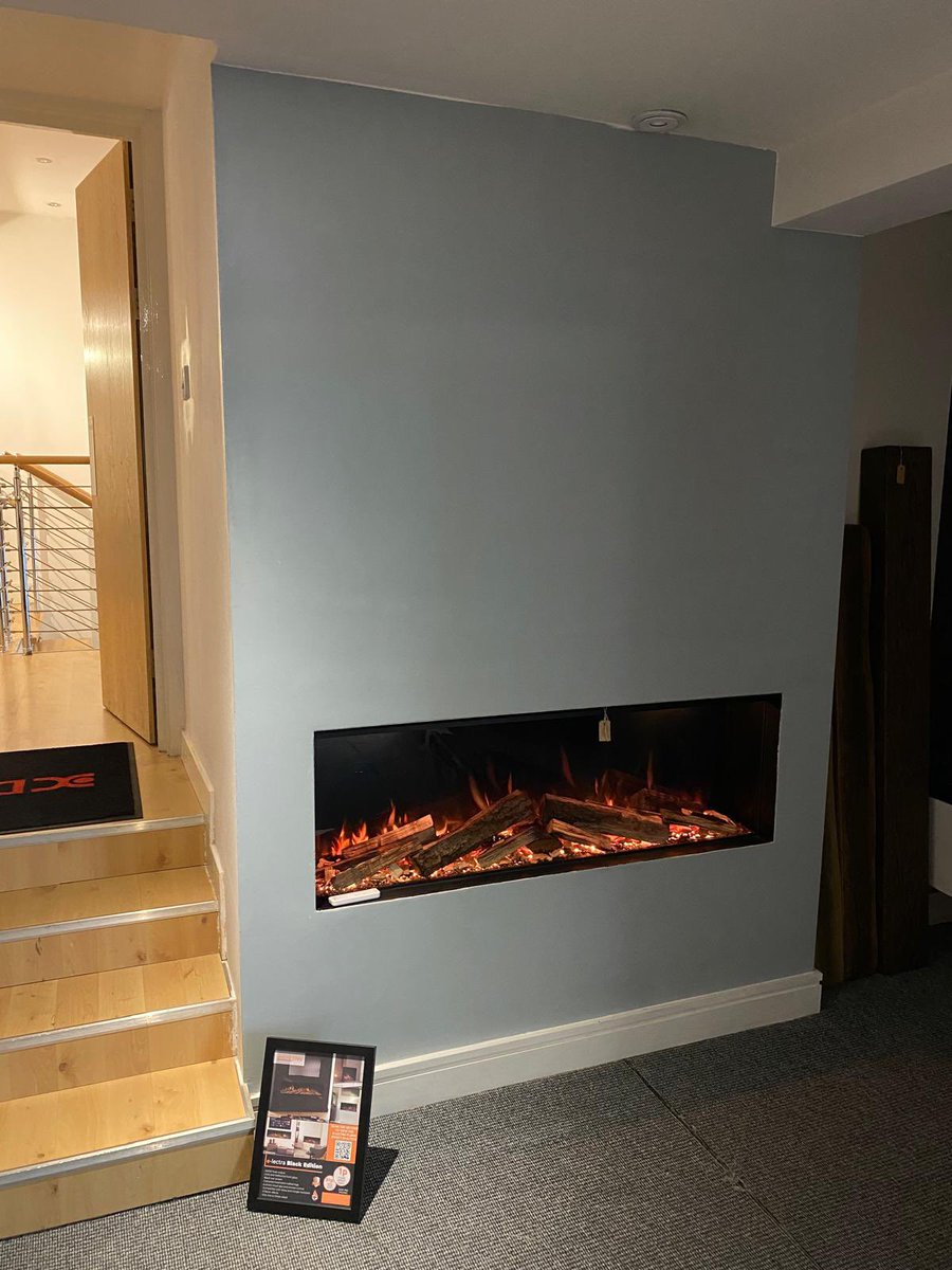 Evonicfires's tweet image. Visit @limegreenuk_ in Cardiff to view the e-lectra 1250 Black Edition on live display.
 
The Black Edition features a black rear screen designed to minimise reflections, and enhance the vibrancy of the flame colours. The UHD front glass offers an ultra-clear view of the logs.