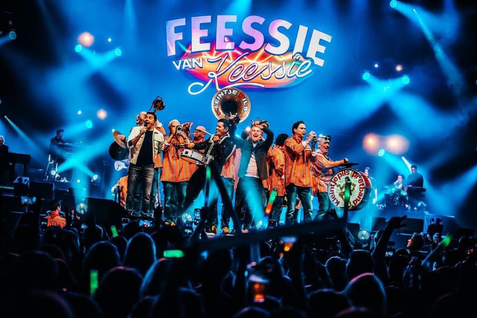 Wat een fantastisch Feessie van Keessie voor <a href="/keestol/">Kees Tol</a> en het dak eraf in <a href="/AFASLive/">AFAS Live</a> samen met <a href="/JanSmit/">JAN SMIT</a> en <a href="/gerardjoling/">Gerard Joling</a> en <a href="/ik_en_simon/">Simon Keizer</a> en Jeffrey Parmentier en vooral het uitzinnige publiek.
Foto <a href="/SetVexy/">Set Vexy Productions</a>