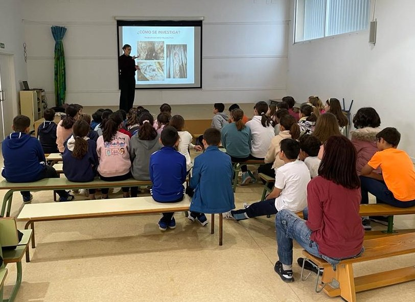 UCCi Córdoba (@cordobaciencia) on Twitter photo 👩🔬¿Eres investigadora de <a href="/Univcordoba/">Universidad Córdoba</a>?👩🔬
🥳¡Tenemos una actividad para ti!🥳Vuelve #Charlas11F ♀️
🗣️Entre el 3 y el 14 de febrero puedes dar charlas de una hora en centros educativos de Córdoba y provincia para visibilizar el papel de las científicas y crear referentes femeninos 👩🔬¿Eres investigadora de <a href="/Univcordoba/">Universidad Córdoba</a>?👩🔬
🥳¡Tenemos una actividad para ti!🥳Vuelve #Charlas11F ♀️
🗣️Entre el 3 y el 14 de febrero puedes dar charlas de una hora en centros educativos de Córdoba y provincia para visibilizar el papel de las científicas y crear referentes femeninos