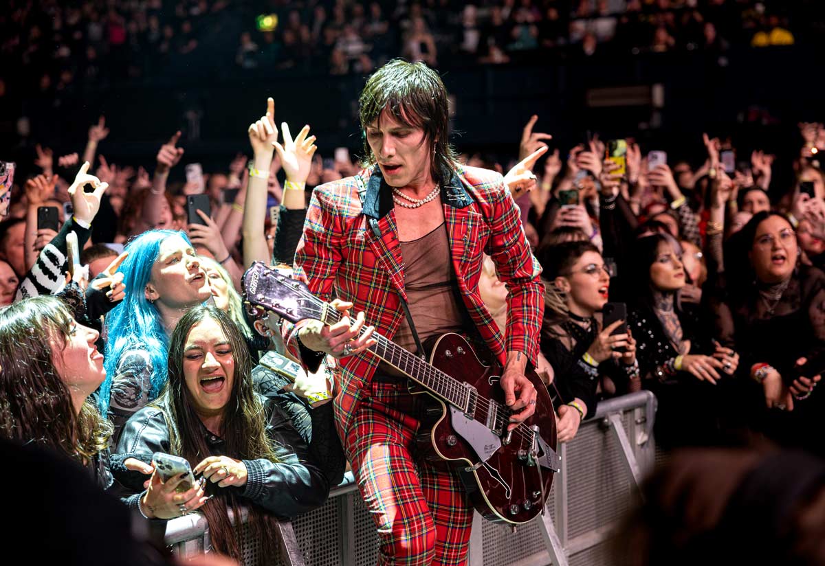 MetalTalk_net's tweet photo. Palaye Royale / High Drama And High Energy At OVO Arena Wembley
#HotMilk #PalayeRoyale #TheHunna
Review: Palaye Royale captivates Wembley in theatrical, high-energy show on Death Or Glory Tour, thrilling fans. One of today's most electrifying live acts.
https://t.co/jgjX93p8OW https://t.co/W2bdKNk7pW