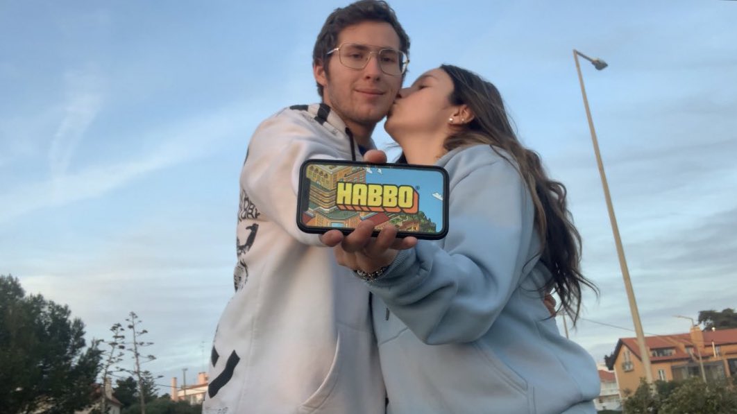 PeixinhoHB's tweet photo. Oie gente, nós somos a !Dory e o Shinny e iremos concorrer ao Elfo de Ouro como casal habbo 🐟💞

 Votem na gente e ajudem a levar o Ouro pra casa! 🏆 hoje ás 19:00h br 🤌🏼

Nicks: !Dory &amp; Shinny https://t.co/W9jJ1lxhbD