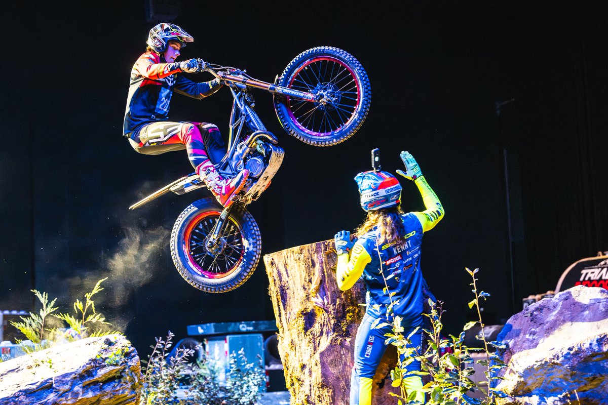 Chateauroux36's tweet photo. Vendredi soir, le Trial indoor international show a fait étape au #MACH36 avec un nouveau show et un nouveau concept : des compétitions par équipes et par nations. Les meilleurs pilotes du monde Trial GP 2024 et Trial Légende des années 90' 2000' étaient réunis sur ce plateau incroyable, regroupant 59 titres de champion du monde.