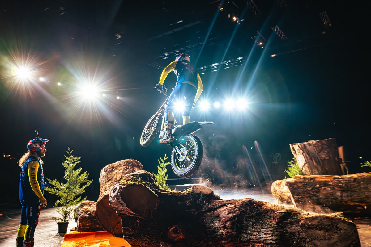 Chateauroux36's tweet photo. Vendredi soir, le Trial indoor international show a fait étape au #MACH36 avec un nouveau show et un nouveau concept : des compétitions par équipes et par nations. Les meilleurs pilotes du monde Trial GP 2024 et Trial Légende des années 90' 2000' étaient réunis sur ce plateau incroyable, regroupant 59 titres de champion du monde.