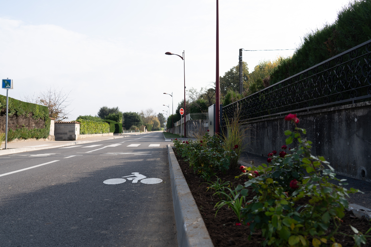 Eyzin_Pinet's tweet photo. Les agents des services techniques réalisent de nouvelles plantations sur Eyzin-Pinet 🌱🌿

Pour les apercevoir, rendez vous

↪️⛪ devant l'église d'Eyzin-Pinet 
↪️ sur la route 🚲🚶🏻‍♀️🚗 de meyssiez https://t.co/27orLBfKCS