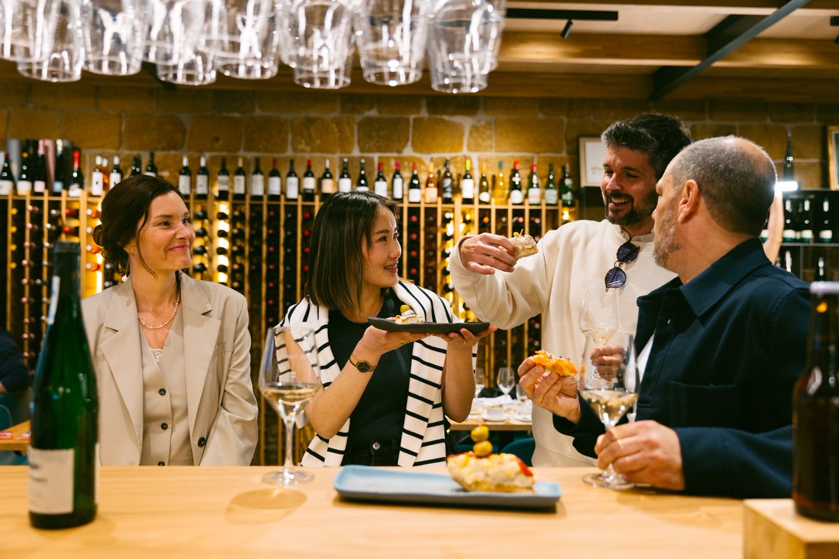 🎄 Organiza tu cena de empresa esta Navidad con la máxima comodidad y seguridad. Ponemos a tu disposición vehículos de 6 a 70 plazas, ideales para el traslado de grupos de cualquier tamaño.