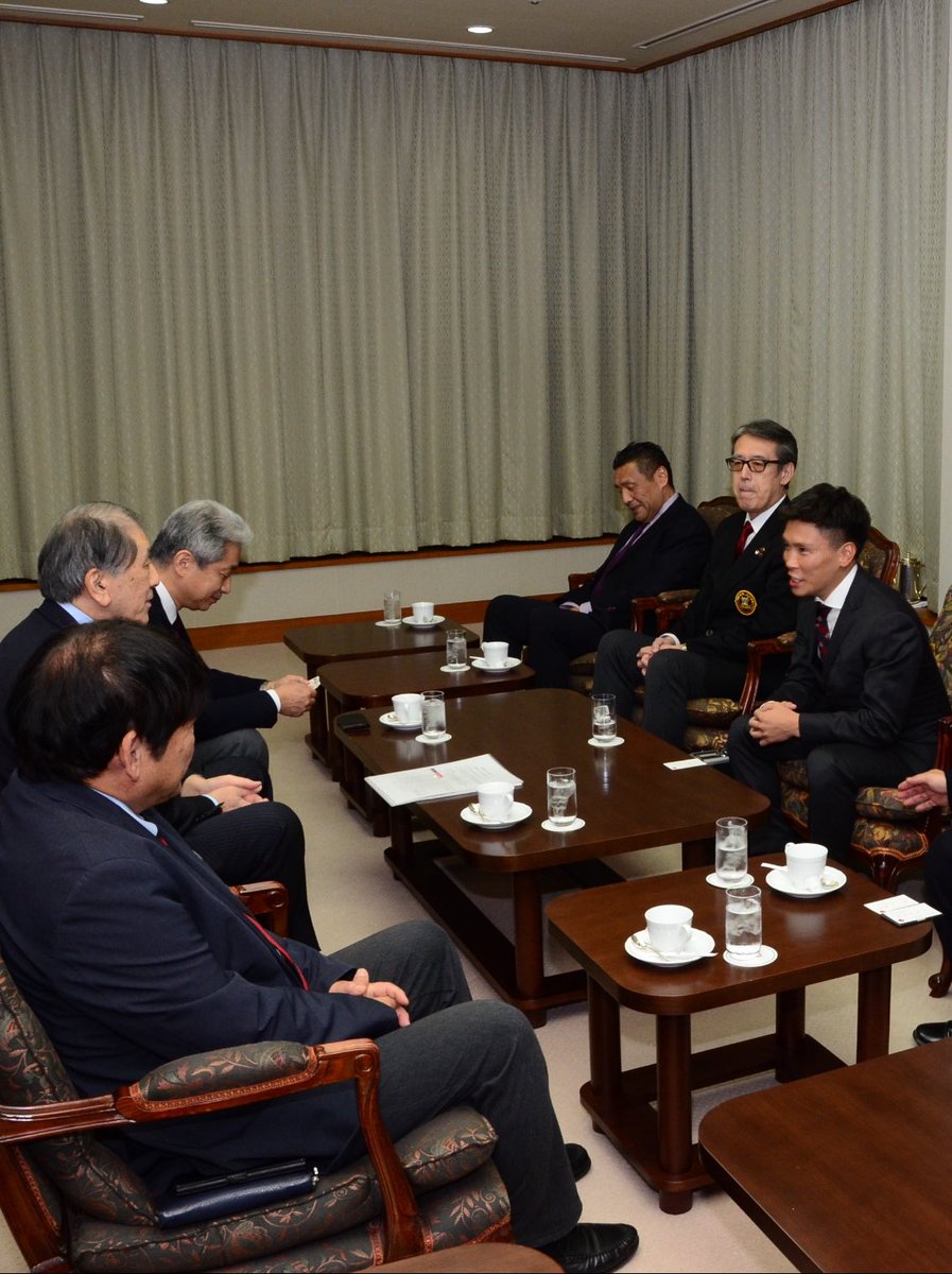 早稲田大学 田中愛治総長に世界タイトル奪取のご報告で 懇談会を開いていただきました🎓

Wを背負って闘う事に憧れた学生時代を経て、こうして世界チャンピオンになり 田中愛治総長にお祝いの言葉をいただけて感無量です。