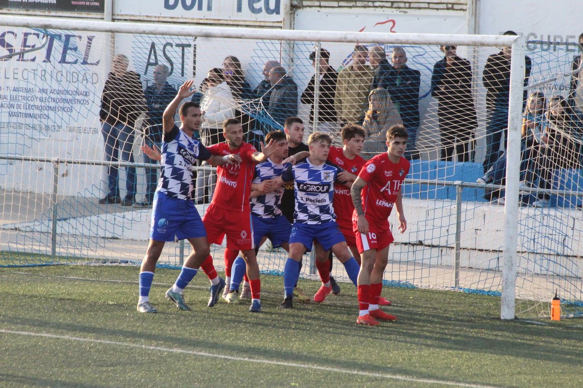 🟢 Félix Jiménez: "El equipo cada día está mejor y todavía queda mucha temporada por delante"

🎙️Entrevista con el entrenador del <a href="/CDJTamarite/">CDJ Tamarite</a> tras la derrota en el derbi frente al Binéfar. Los tamaritanos todavía no saben lo que es ganar en La Colomina:

ondacerocinca.es/2024/11/12/fel…
