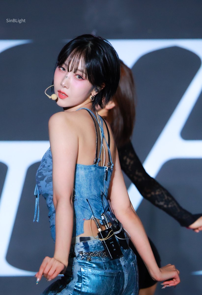 sinblight0603's tweet photo. 241107  SPECIAL STAGE1

신비(#신비 )(#SINB )
#비비지  #VIVIZ 

중독돼 난 https://t.co/NT5mntpcG3