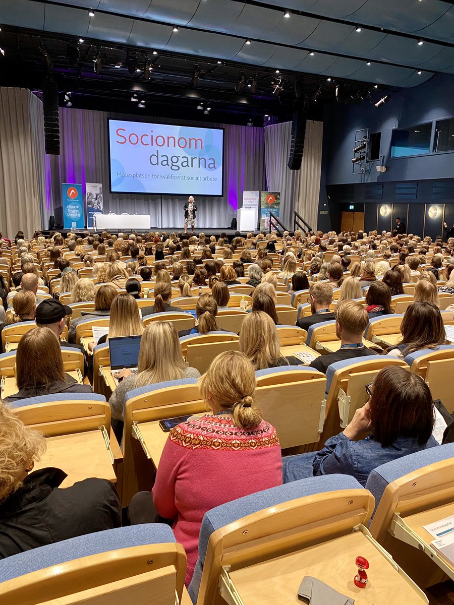 Fullt i salen när Socialtjänstminister Camilla Waltersson Grönvall besöker Socionomdagarna och pratar om vad
lagändringarna innebär för de som arbetar inom socialtjänsten #socionomdagarna
