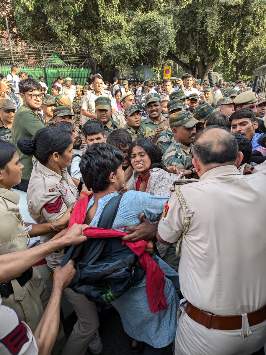 SfiDelhi's tweet photo. Peaceful demonstration of Sfi delhi students & activists are brutally attacked by Delhi police outside the transport ministry office. Sfi delhi is demanding concessional metro pass for the students of Delhi. They have been detained in buses by Delhi police.
#StudentForMetroPass https://t.co/G4pEd77bS4