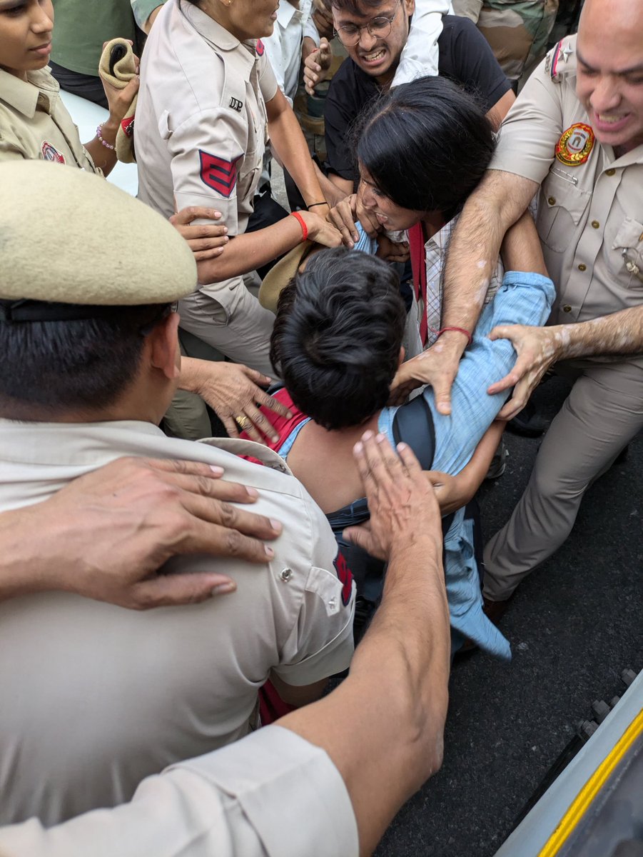 SfiDelhi's tweet photo. Peaceful demonstration of Sfi delhi students & activists are brutally attacked by Delhi police outside the transport ministry office. Sfi delhi is demanding concessional metro pass for the students of Delhi. They have been detained in buses by Delhi police.
#StudentForMetroPass https://t.co/G4pEd77bS4