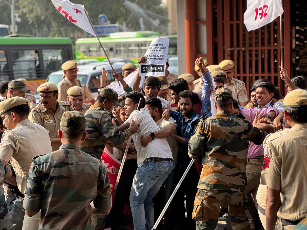 SfiDelhi's tweet photo. Many sfi delfi students and activists are injured in the brutal detention by Delhi police.
#StudentForMetroPass https://t.co/u2t3MuH6Dv