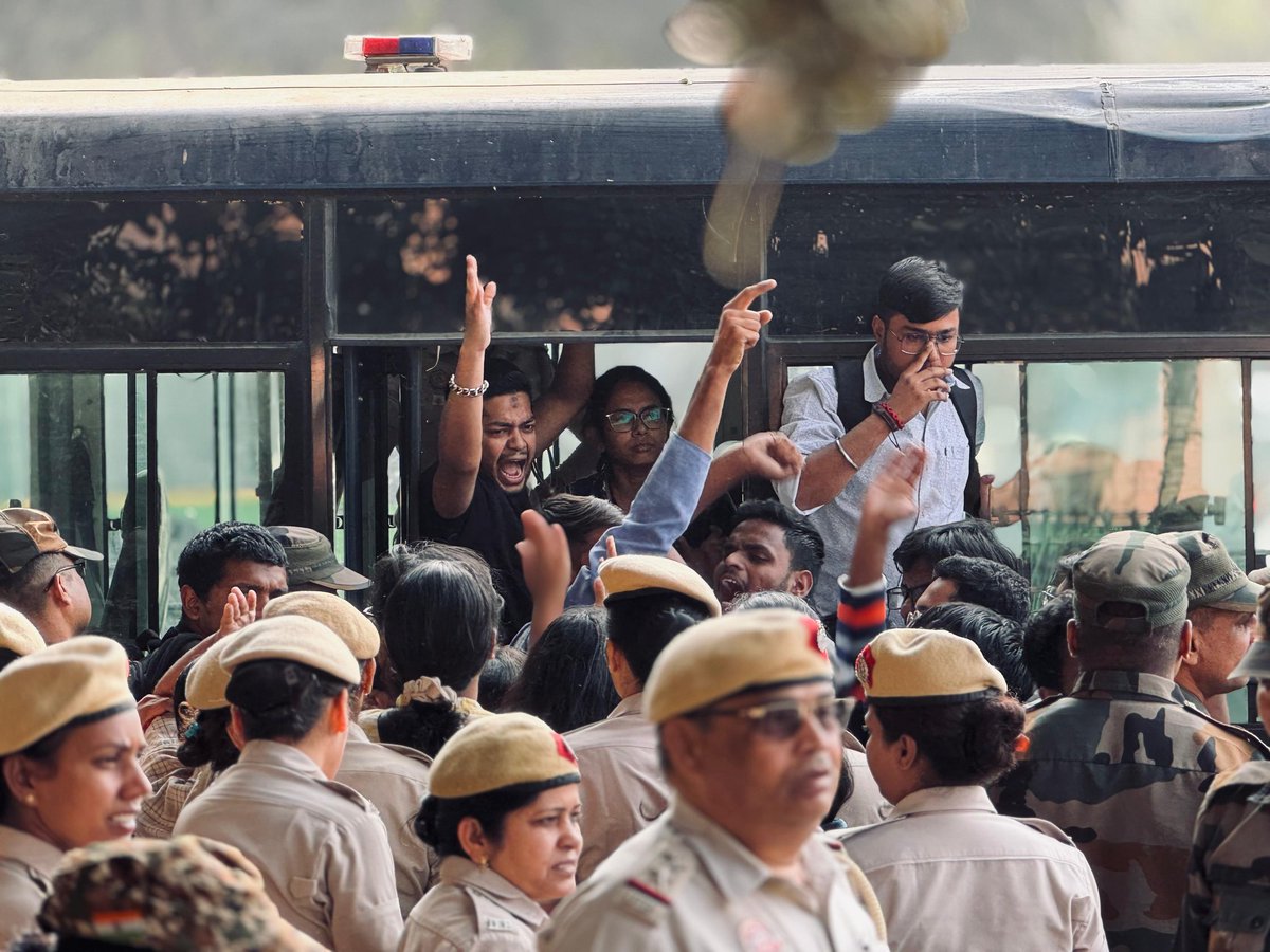 SfiDelhi's tweet photo. Shame on delhi police
#StudentForMetroPass https://t.co/um8vmSapdy