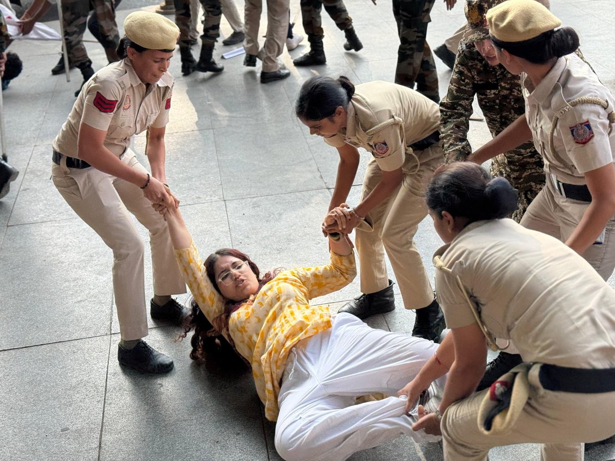 Praveenseera's tweet photo. @OfficialDMRC @MoHUA_India Shame on the NDA government 
Students demand is just for a concessional metro passes 
Look how they handling students https://t.co/SDE5E12T9q