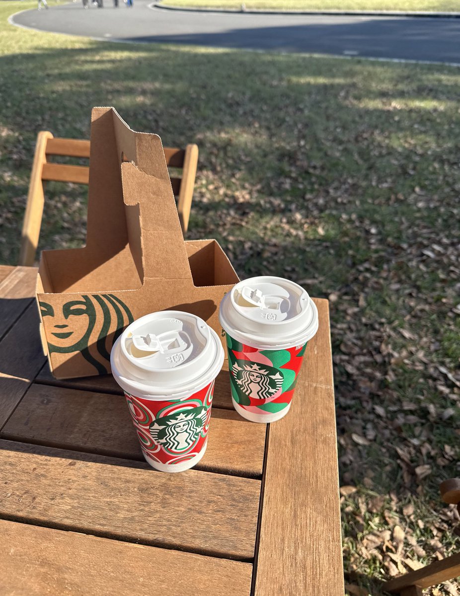 stb_2764's tweet photo. 韓国で貰ったテイクアウト用バッグと一緒に昭和記念公園へ🍂オシャレ感が増す気がする…😂
日本もこのスタイルにしてくれたら良いのに〜🤎
#スタバ #Starbucks_J https://t.co/UqZ6AsF3BU
