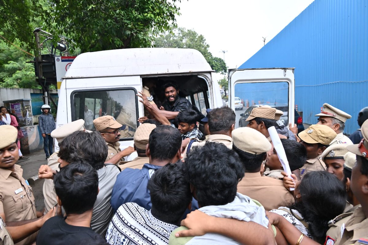 Sfisouthchennai's tweet photo. சென்னை கோடம்பாக்கம் மீனாட்சி கல்லூரியில் மத கருத்துகளை புகுத்தும் விதத்தில் கல்லூரி நிர்வாகம் நிகழ்ச்சிகளை ஏற்பாடு செய்துள்ளது இதனை கண்டித்து SFI சார்பாக போராட்டம் நடைபெற்றது.தமிழக அரசின் காவல்துறை அராஜாகமான முறையில் தோழர்களை அடித்து கைது செய்துள்ளது.
#SFI @TamilnaduSfi https://t.co/2blhnkpMFQ