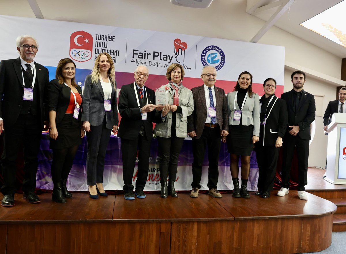 Y_Buyukersen's tweet photo. Dürüstlük evde eğitimle başlar.

Türkiye Milli Olimpiyat Komitesi’nin “Fair Play Anneleri” paneline onur üyesi olarak katılmaktan büyük mutluluk duydum.

Bu anlamlı proje için TMOK’u kutluyor, Fair-Play Annesi seçilen Büyükşehir Belediye Başkanımız Ayşe Ünlüce’yi tebrik ediyorum. https://t.co/Pu3fPcBmf2