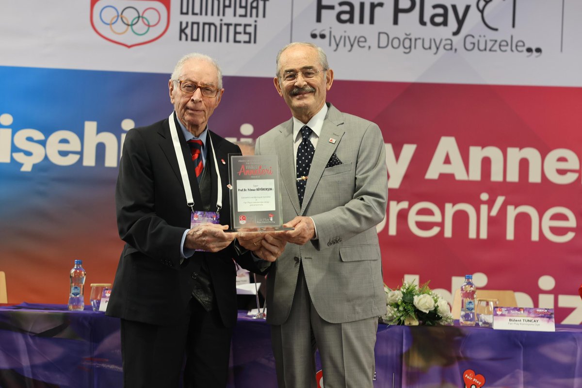 Y_Buyukersen's tweet photo. Dürüstlük evde eğitimle başlar.

Türkiye Milli Olimpiyat Komitesi’nin “Fair Play Anneleri” paneline onur üyesi olarak katılmaktan büyük mutluluk duydum.

Bu anlamlı proje için TMOK’u kutluyor, Fair-Play Annesi seçilen Büyükşehir Belediye Başkanımız Ayşe Ünlüce’yi tebrik ediyorum. https://t.co/Pu3fPcBmf2