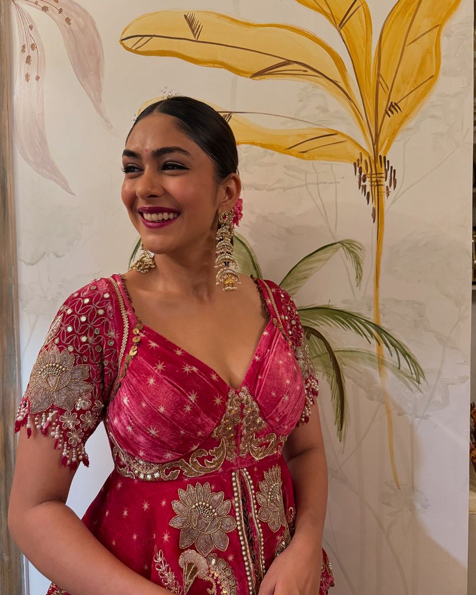 MrunalTeam's tweet photo. celebrating 12 years of mrunal<3
@mrunal0801 
what a journey,from being the one of the most promising debutants to now being at the high peak of her career- the growth has been absolutely beautiful to witness with each film. 
  I love you! ❤️
#12yearsofmrunalthakur
#MrunalThakur https://t.co/wRFoC2yOxS