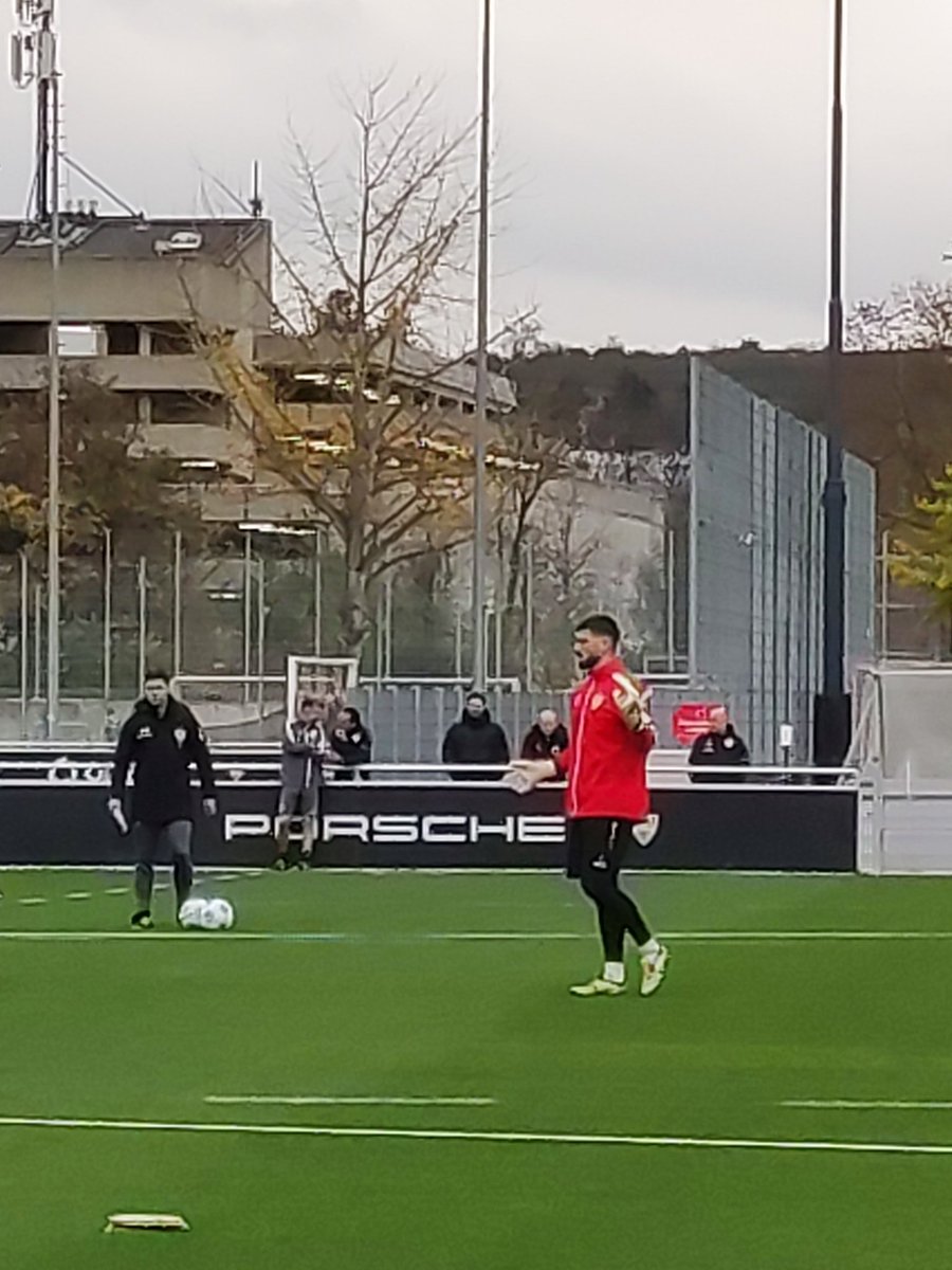 felixarnoldtt's tweet photo. Unter den Zuschauern beim Training des #VfB sind der neue Sportdirektor #Gentner, NLZ-Chef #Hildebrandt, Übergangsmanager #Werner und #U19-Trainer #Willig. Unter die zehn Zuschauer hat sich auch Matthieu #Delpierre, Meister von 2007, der zuletzt Athletiktrainer im Nachwuchs war. https://t.co/ZoXCfmusOu