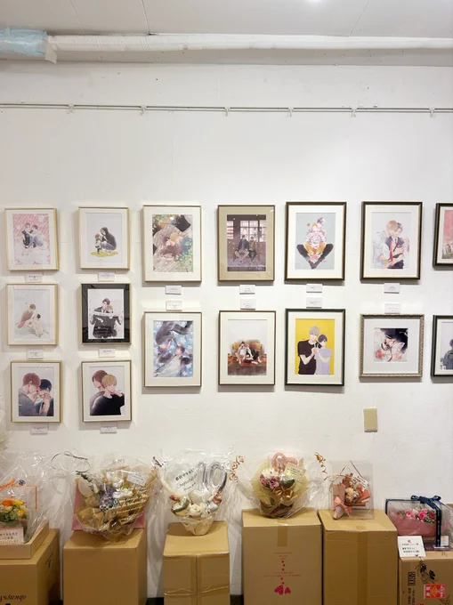 遅ればせながら昨日は暮田マキネ先生の10周年記念展「」に行ってきました一ファンとして、10年分のキャラクターたちに会えたのはとても感慨深かったし、皆さんが幸せそうに作品を眺めたりグッズを購入してる姿を見て、「わかる…わかります…」と共鳴して胸が熱くなりました。 