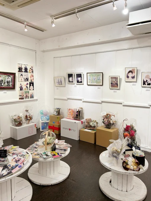 遅ればせながら昨日は暮田マキネ先生の10周年記念展「」に行ってきました一ファンとして、10年分のキャラクターたちに会えたのはとても感慨深かったし、皆さんが幸せそうに作品を眺めたりグッズを購入してる姿を見て、「わかる…わかります…」と共鳴して胸が熱くなりました。 
