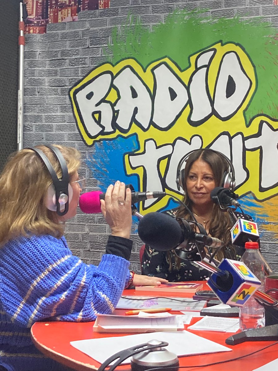 Karina Reyes está ahora mismo en <a href="/RADIOTENTACION/">RADIO TENTACION</a> presentando su última novela Seduciéndome. El jueves lo presentamos en <a href="/LosPlaceresLola/">Los Placeres de Lola</a> a las 19horas