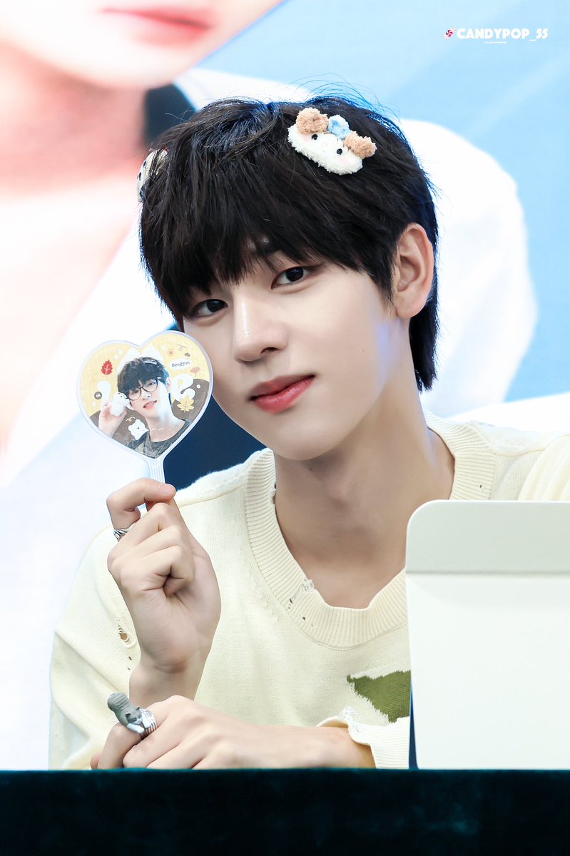 241109 DRY 상하이 팬싸

도대체 누가 부채에 있는 강아지처럼 이렇게 귀여운 거야^-^

#김동윤 #KIMDONGYUN 
#드리핀 #DRIPPIN