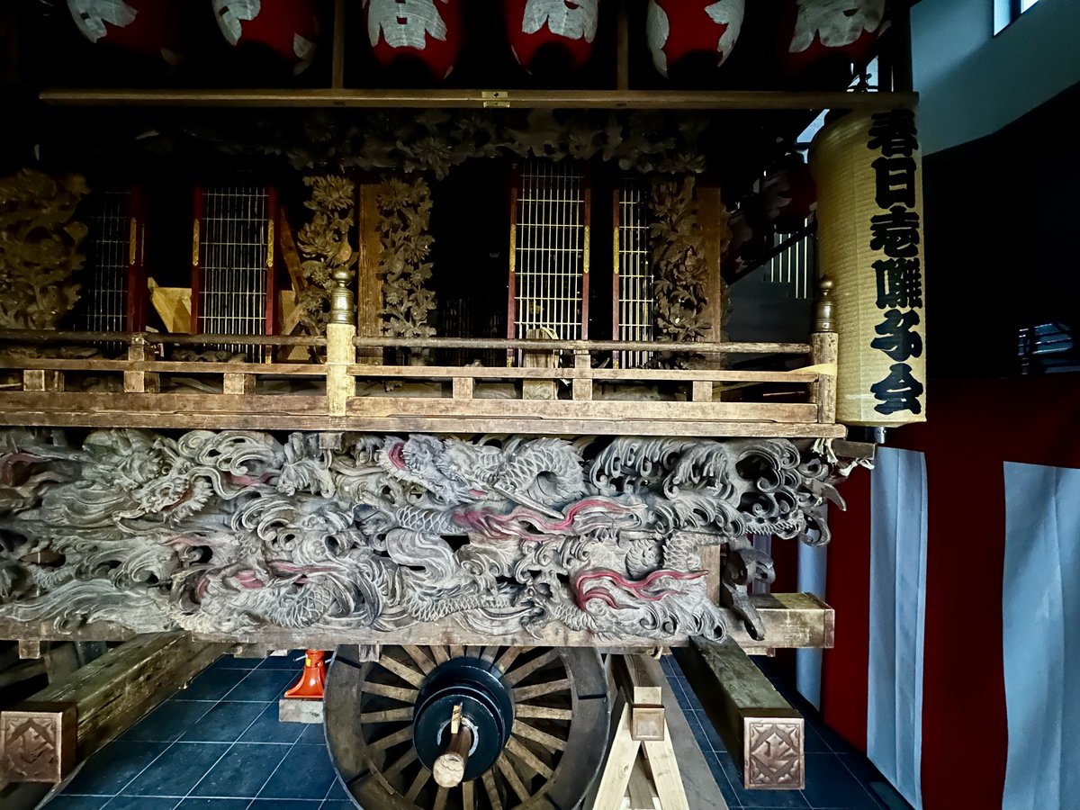 Struan_Tokyo's tweet photo. this must be near you @powderbum75
the carving is amazingly intricate
(through glass into a dark storage shed)
#Imaichi #Omikoshi https://t.co/auZwQzocti