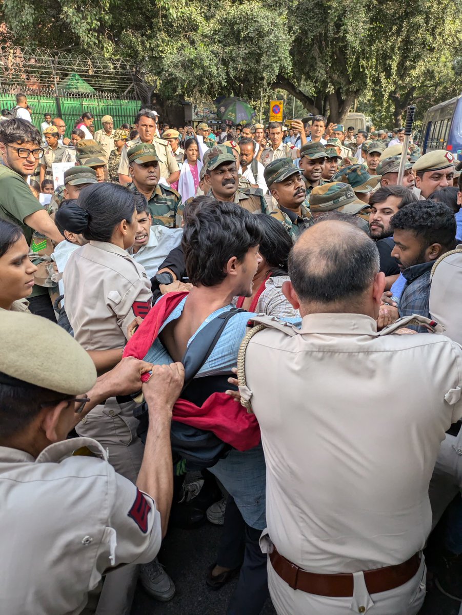 Avijit_786's tweet photo. @OfficialDMRC @MoHUA_India Students demanding for the concessional Metro Passes for affordable transport are forcefully detained and manhandled by the Delhi Police. https://t.co/6br3oDAvDs