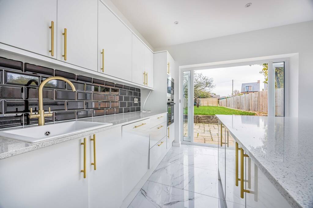 TodAnsteeProp's tweet photo. Just listed, this recently renovated 4-bedroom #property, semi-detached with a generous garden, off-street parking &amp; located conveniently for #Chichester city centre and amenities. ⭐️ #propertyforsale #ukproperty⁠ #todanstee https://t.co/XxgXicX8Xb https://t.co/W1AbiF5NwH