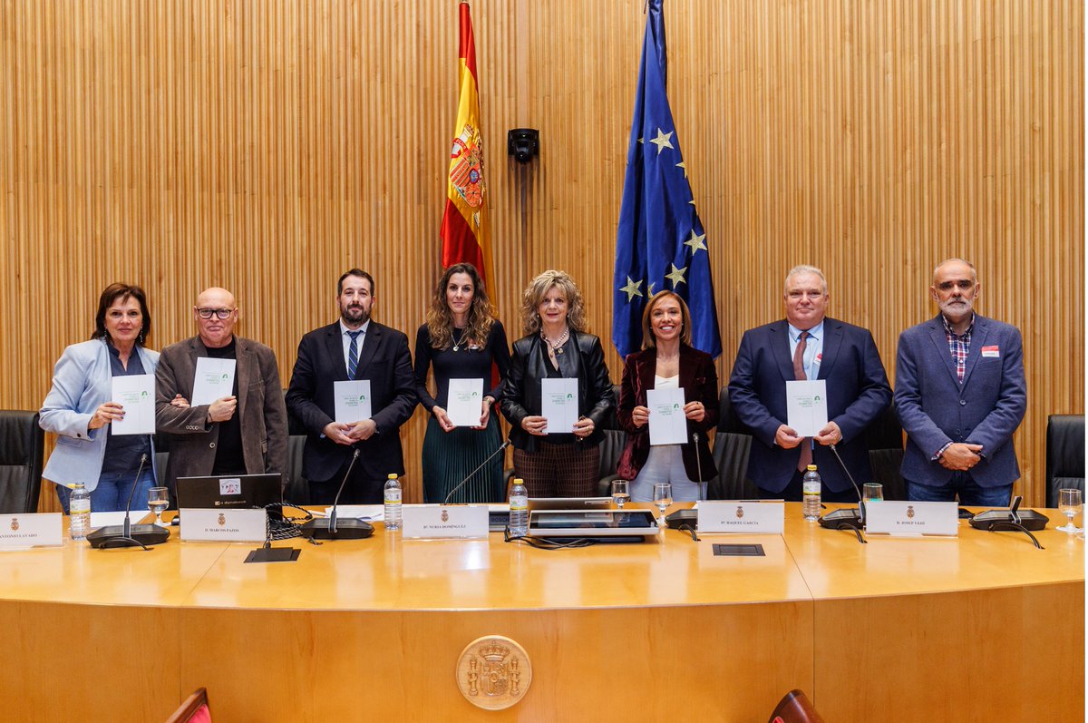 Cat_UdGDexcom's tweet photo. 📘📷 Presentamos el Libro Blanco sobre la diabetes en España en el @Congreso_Es. Hemos participado en la elaboración de esta guía, que destaca avances en tratamientos y el papel clave de la #AI  en el manejo de la diabetes.   

🔗 Link a la noticia: https://t.co/KQDipoWe9r https://t.co/onPJ8i4f5e