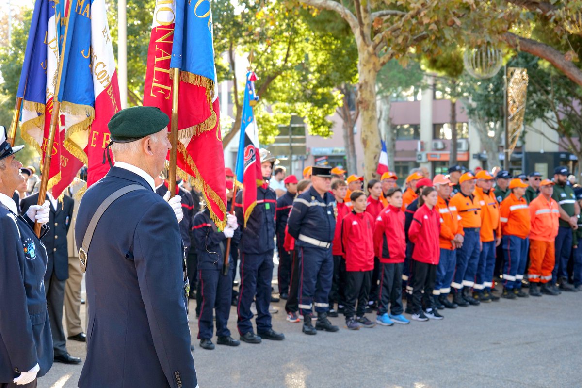 #11NOVEMBRE |  Monsieur le Maire Jean-Sébastien Vialatte a commémoré l'armistice de la première guerre mondiale en présence d'adjoints, des jeunes sapeurs pompiers, et de collégiens six-fournais, venus honorer la mémoire des soldats morts pour la France.