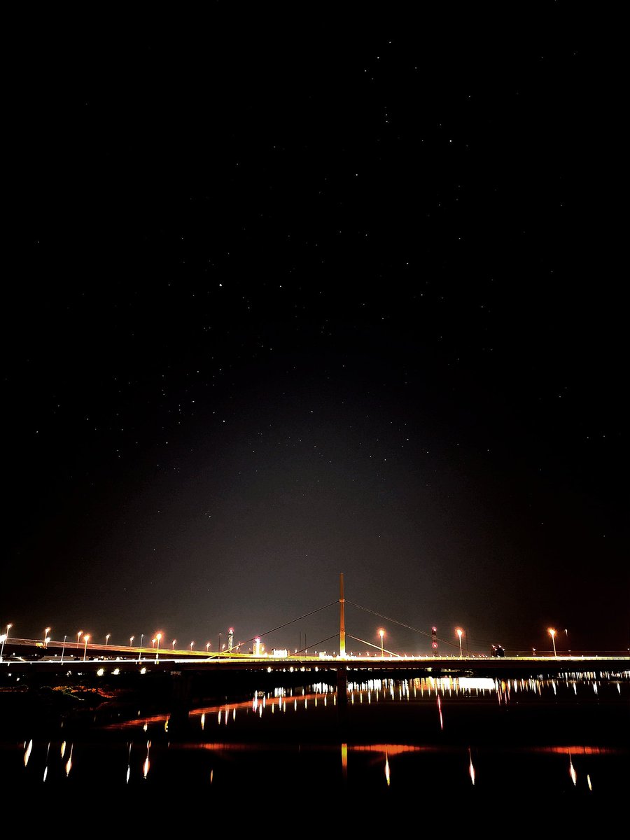 昨日帰りにふと空見たらめっちゃ星見えて
都会でもこんなに見えるんだ！って
スマホ最大限駆使して写真撮った😆

#Android
#Xiaomi
#平井大橋