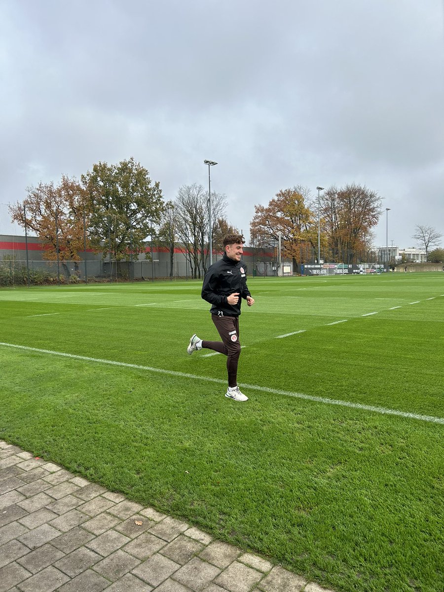 abendblattpauli's tweet photo. Philipp Treu absolviert schon wieder eine recht zügige Laufeinheit. #FSCP https://t.co/5k9kyPe5ql