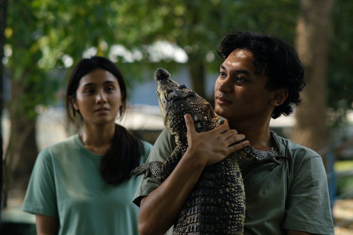 Crocodile Tears karya Tumpal Tampubolon mengupas hubungan kelam ibu-anak di taman buaya yang sunyi. Ketegangan memuncak saat cinta dan kecemburuan beradu, dengan Marissa Anita memukau sebagai ibu obsesif. Atmosfir mencekam siap menjerat penonton.