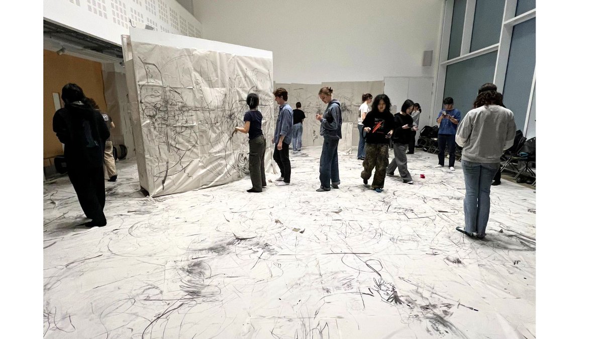 TheRuskinSchool (@theruskin) on Twitter photo All BFA 1st-years <a href="/TheRuskin/">TheRuskinSchool</a> study Human Anatomy, and the image shows the result of a recent session, exploring drawing on a large scale while blindfolded to focus attention on the sensation, movement & expression of their bodies.
Led by Senior tutors Sarah Simblet & Lee Triming. All BFA 1st-years <a href="/TheRuskin/">TheRuskinSchool</a> study Human Anatomy, and the image shows the result of a recent session, exploring drawing on a large scale while blindfolded to focus attention on the sensation, movement & expression of their bodies.
Led by Senior tutors Sarah Simblet & Lee Triming.