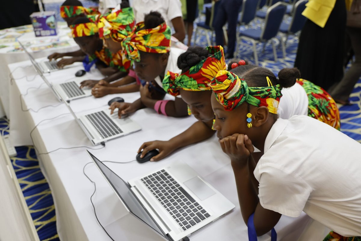 Thrilled to share that <a href="/Gigaglobal/">Giga</a> and <a href="/oecscommission/">OECS Commission</a> renew their commitment to enhance school connectivity and advance and expand the work of the Giga initiative across the Eastern Caribbean region. 🌍

Find out more: giga.global/giga-and-oecs-…

#ConnectEverySchool <a href="/UNICEFECA/">UNICEF Eastern Caribbean</a>