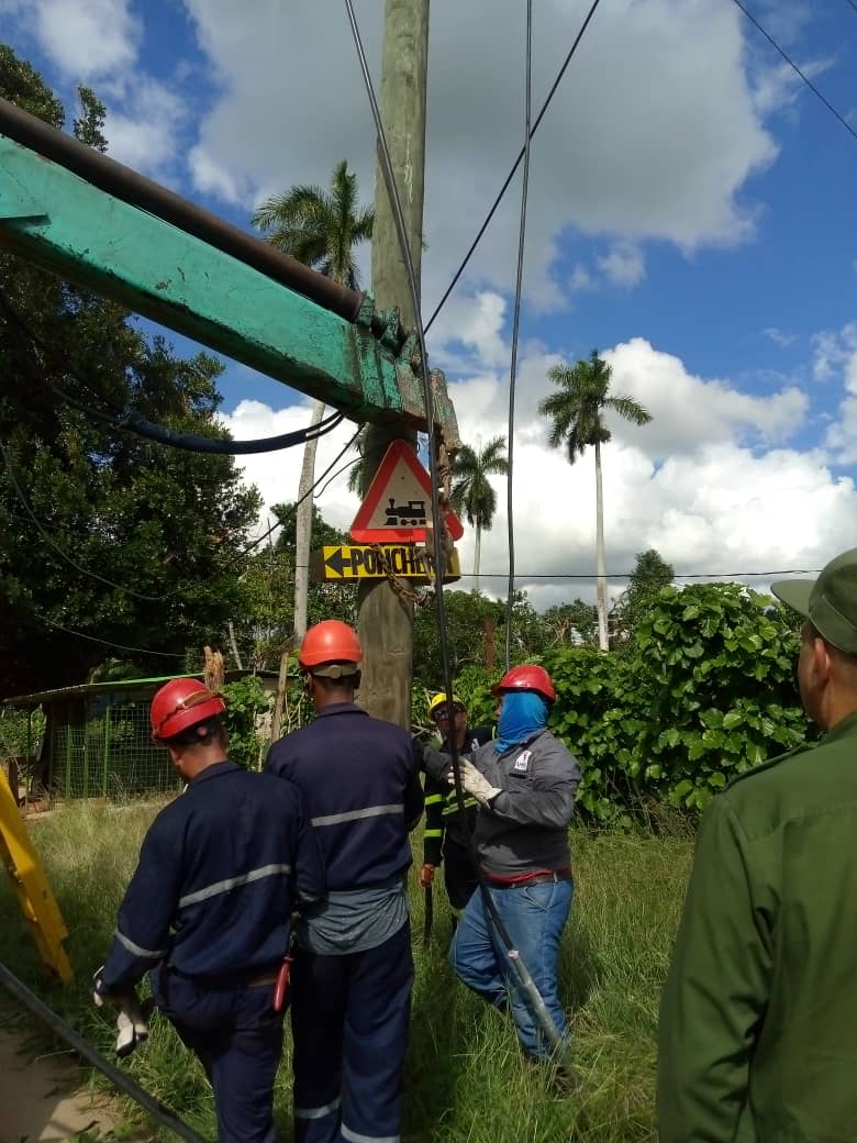 Buenos días #Cuba 🇨🇺Hay un trabajo sostenido que ha permitido llegar al 96,14 por ciento de recuperación del servicio eléctrico en La Habana luego del paso del huracán #Rafael.
