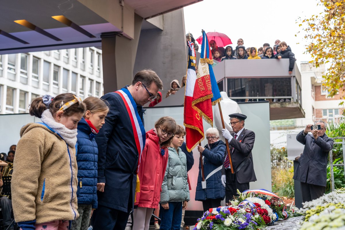 geoffroyboulard's tweet photo. 🇫🇷 Ne jamais oublier ! Ce matin à la @Mairie17, nous avons rendu hommage aux héros de la Grande Guerre lors de la cérémonie du #11novembre en présence de la ministre @AstridPanosyan, d’élus #Paris17 et d’élèves des écoles Lecomte, Colonel Moll, Boursault et Marguerite Long. https://t.co/ymhALFdWrg