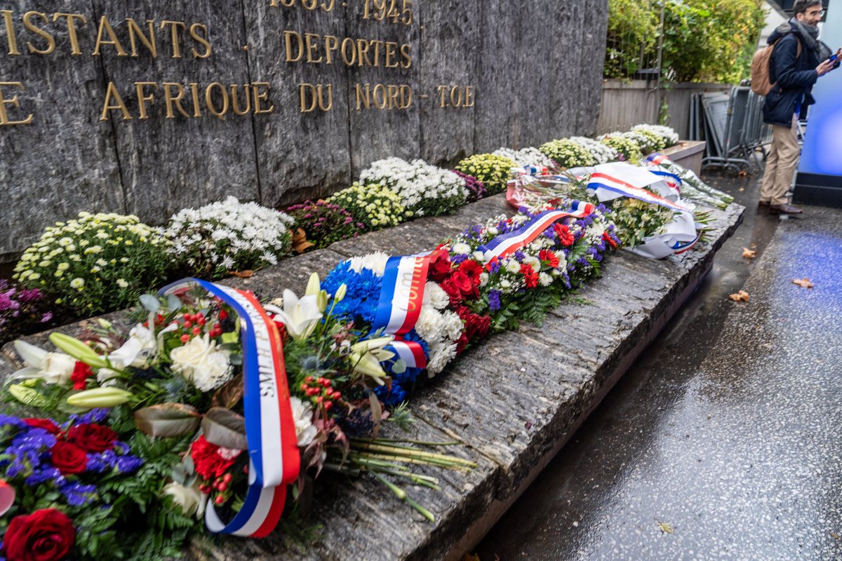 geoffroyboulard's tweet photo. 🇫🇷 Ne jamais oublier ! Ce matin à la @Mairie17, nous avons rendu hommage aux héros de la Grande Guerre lors de la cérémonie du #11novembre en présence de la ministre @AstridPanosyan, d’élus #Paris17 et d’élèves des écoles Lecomte, Colonel Moll, Boursault et Marguerite Long. https://t.co/ymhALFdWrg