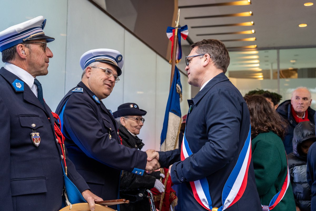 geoffroyboulard's tweet photo. 🇫🇷 Ne jamais oublier ! Ce matin à la @Mairie17, nous avons rendu hommage aux héros de la Grande Guerre lors de la cérémonie du #11novembre en présence de la ministre @AstridPanosyan, d’élus #Paris17 et d’élèves des écoles Lecomte, Colonel Moll, Boursault et Marguerite Long. https://t.co/ymhALFdWrg